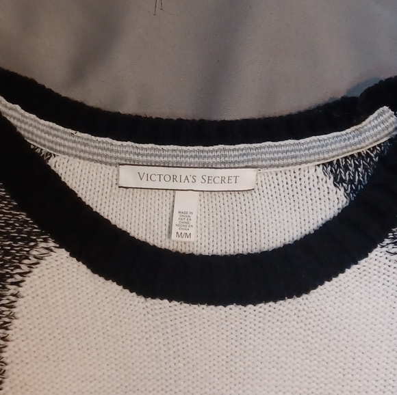 Victoria's Secret Black & White Sweater Size Medium - Picture 4 of 7